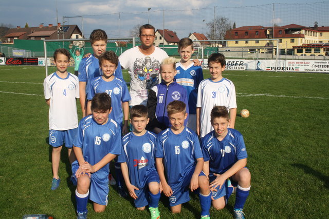 Andreas Mitterberger mit jenen ASV Nachwuchsspielern, die sich für das FC Barcelona Camp bereits angemeldet haben | Foto: Hober