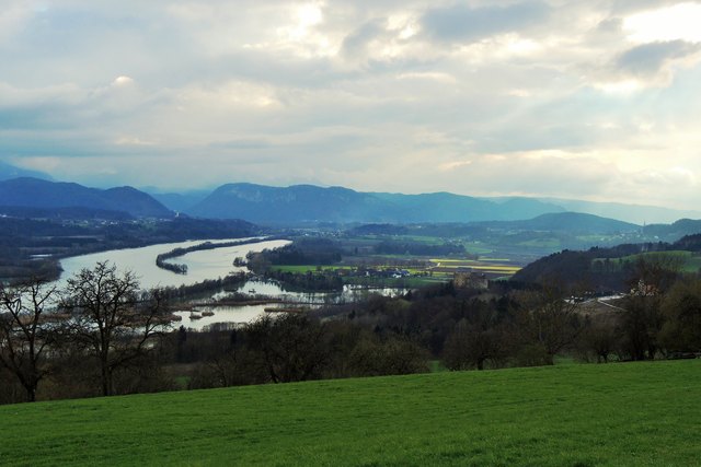 Rechts: Kirche St. Ulrich und Schloss Neudenstein, Blick drauaufwärts