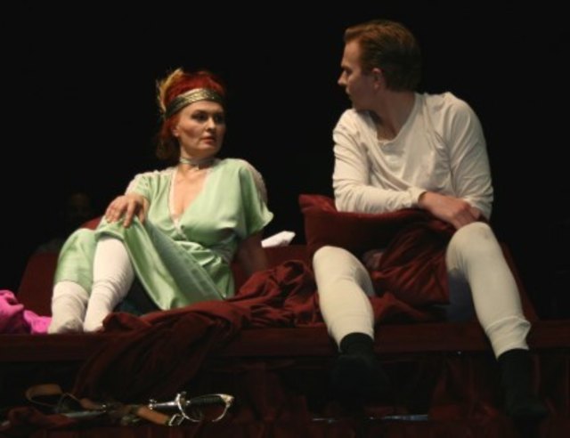 Wenn die die Schauspielerin (Christina Saginth) mit dem Grafen (Markus Hamele)...