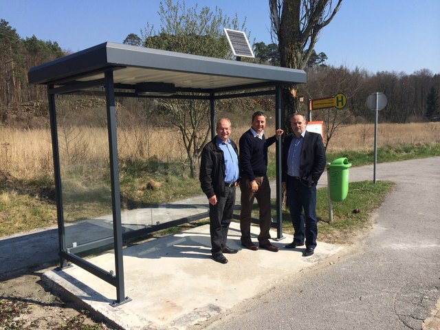 Vbgm. Franz Gruber, Bgm. Michael Cech und GGR. Marcus Richter mit dem Prototypen der neuen Buswartehütte in Mitterauen | Foto: privat