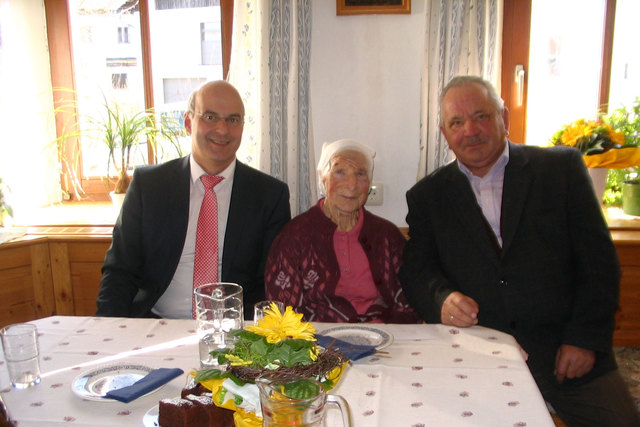 Bürgermeister Roland Bramel, Jubilarin Maria Laher und Seniorenbund-Obmann Johann Höglinger | Foto: Foto: privat