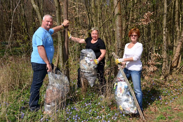 Verschönerungsverein-Obmann Günter Querfeld, Mittendrin in Gablitz-Obfrau Karin Sobotka und Roswitha Bichler packten an. | Foto: privat