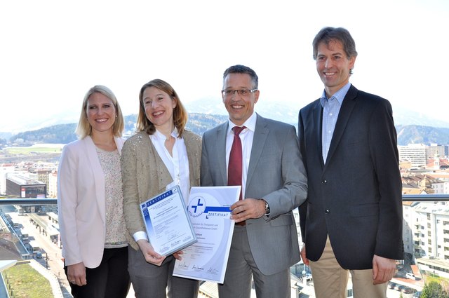 v.l.n.r.: Mag. Olivia Kornherr, MSc, Qualitätsmanagement Sanatorium Kettenbrücke; Mag. Annette Leja, Geschäftsführerin Sanatorium Kettenbrücke; Mag. Martin Witting, Geschäftsführer Privatklinik Hochrum und Mag. (FH) Ing. Rafael Trenkwalder, MSc, Qualitätsmanagement Privatklinik Hochrum | Foto: Foto: Hofherr
