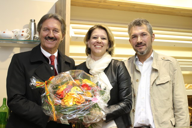 Bürgermeister Hans Lintner gratulierte Sabine und Peter Bathelt zur Eröffnung