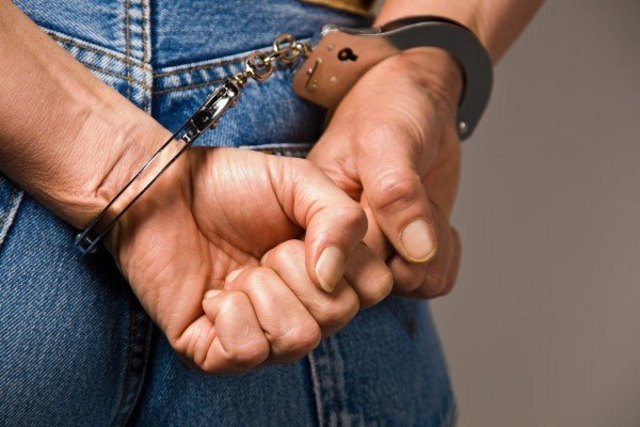 Nach umfangreichen Ermittlungen der Polizei klickten nun die Handschellen. | Foto: Archiv