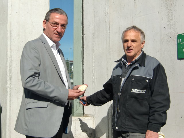 Bürgermeister Gerhard Anzengruber mit dem Servicetechniker der Firma Baumann Glas, Gerhard Holzer vor der erneuerten Glasscheibe. | Foto: Stadtgemeinde