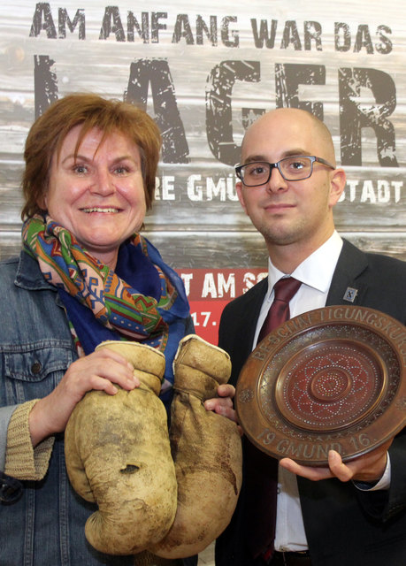 Bürgermeister Andreas Beer, MA und Vizebürgermeisterin Helga Rosenmayer präsentierten am 28. März 2014 die Aktivitäten rund um das Jubiläum „100 Jahre Gmünd-Neustadt“ und zeigten einige Ausstellungsstücke der Gedenkausstellung. (Foto: Stadtgemeinde Gmünd) . | Foto: Foto: privat