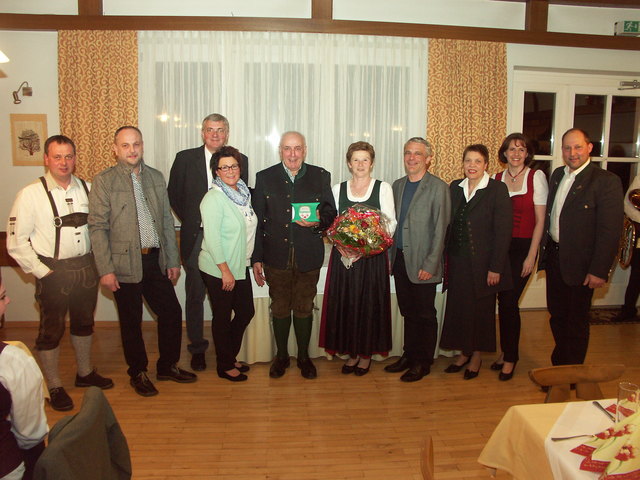 Bgm. Hans Sorger mit Gattin Anna, der Gemeinderat von Miesenbach und KO Sepp Wumbauer. | Foto: KK