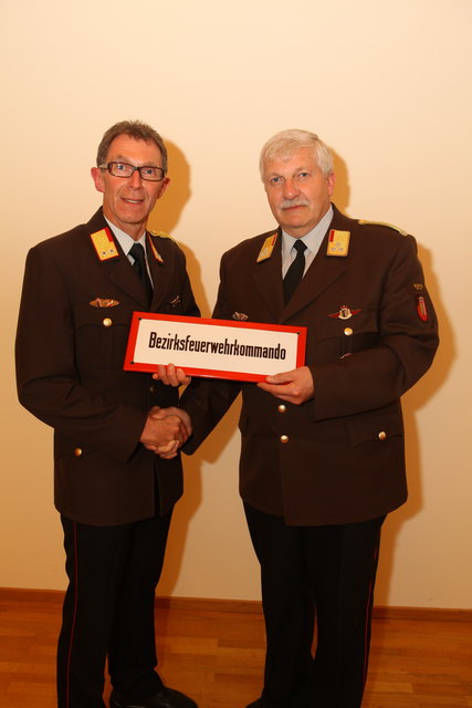 Der Bezirk Braunau hat einen neuen Feuerwehrkommandanten: Alois Wengler übergab sein Amt an Josef Kaiser.