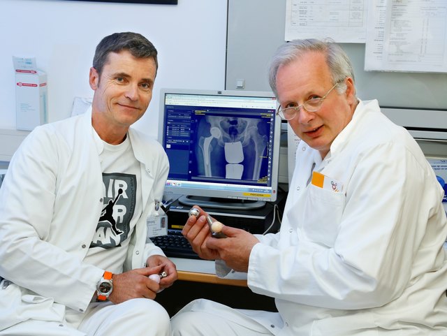 Primar Vinzenz Auersperg (rechts), Leiter der Orthopädie am LKH Kirchdorf, und Oberarzt Manfred Stock.