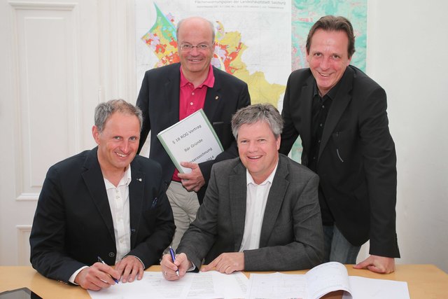 Vertragsunterzeichnung: Die beiden Salzburg Wohnbau-Geschäftsführer Roland Wernik und Christian Struber, Stadtbaumeister Markus Voglreiter und Stadtrat Johann Padutsch.