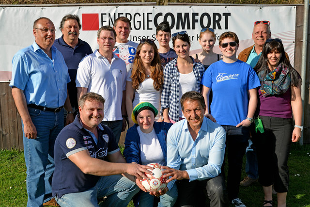 Die Gablitzer Kicker bedanken sich beim Hauptsponsor Auto-Lackier GmbH und deren Geschäftsführer Michael Braun für die Matchpatronanz, ebenso bei stolzen 400 Zuschauern für deren Besuch und die faire Stimmung. Am Bild: Obmann Andi Forche, Regina Lang, Michael Braun (Autolackier GmbH), Vzbgm. Hannes Hlavaty, GR Christian Sipl,  Christian Glück, SVG-Legende Cäptn Tomi Teufl, SVG Damen Marina, Flo, Annika, Jasi, Vicky und Claudia, GR Rupert Winkler | Foto: SV Gablitz