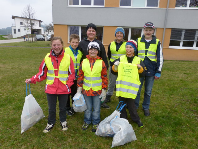 Rund um die Schule fanden die Volksschüler jede Menge Müll. | Foto: Foto: privat