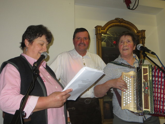 Gesangsduo Leopoldine Voisner und Margarethe Krug mit dem Stoa-Fritz.
