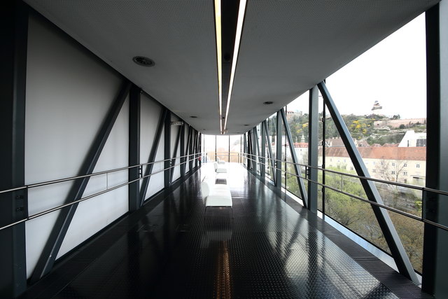 1. Von einem Wahrzeichen zum anderen: Aus der Needle ist für Besucher auch der Uhrturm gut zu sehen. | Foto: Wolf