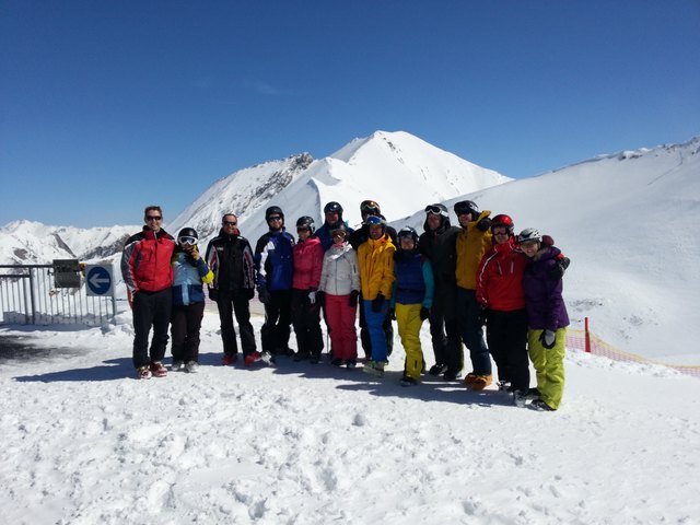 "Zwoa Brettl, a gführiger Schnee, Juchhe!" Die Junge Wirtschaft Landeck genoss den Skitag in Ischgl. | Foto: JW Landeck