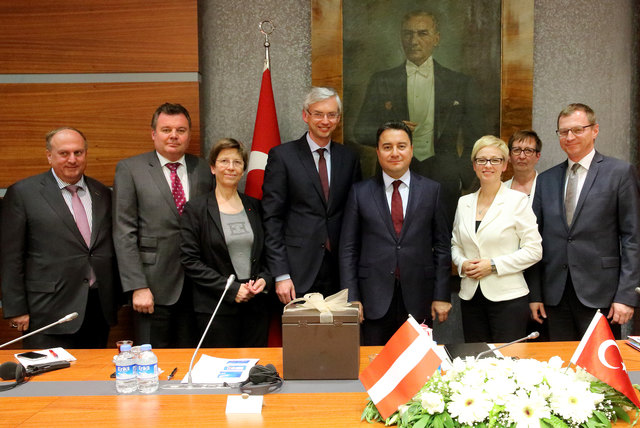 Beim türkischen Vizepremier Ali Babacan (5. v. l.): WKOÖ-Präsident Trauner. Klubobmann Steinkellner (FP), die Landesräte Jahn (Soziales/SP), Strugl (Wirtschaft/VP) und Hummer (Bildung/VP), Landtagsabgeordnete Schwarz (Grüne), OÖVP-Klubobmann Stelzer. Wirtschaftslandesrat Strugl präsentierte dem türkischen Spitzenpolitiker, wie die Türkei und Oberösterreich künftig noch stärker zusammenarbeiten können. Babacan betonten, wie wichtig Österreichs Unterstützung bei der Annäherung der Türkei an die EU sei. | Foto: Land OÖ/Kraml