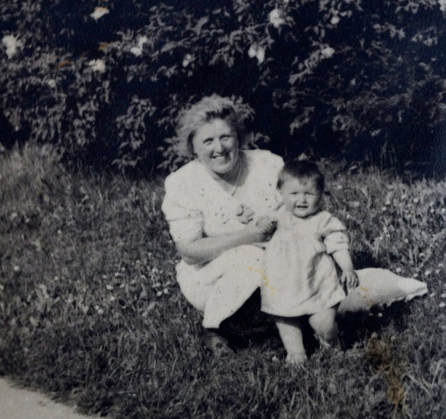 "Meine Mutter war sehr streng, aber sie hat mich über alle Maßen geliebt", erzählt Edith Tiller. | Foto: Repro: Grobner