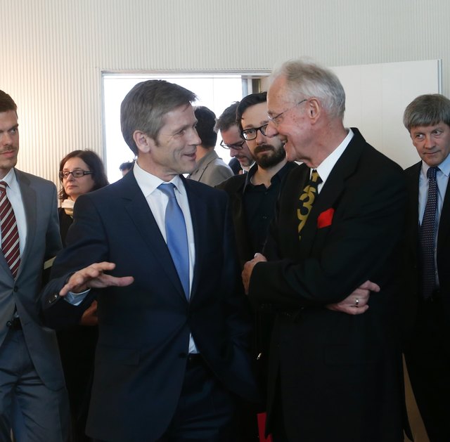 Am 2. April 2014 fand im Bundeskanzleramt ein "Runder Tisch zur Absicherung von 4000 Arbeitsplätzen der Firma bauMax" statt. Im Bild Bundesminister Josef Ostermayer (l.) mit Unternehmer Martin Essl (r.). | Foto: BKA/Hans Hofer