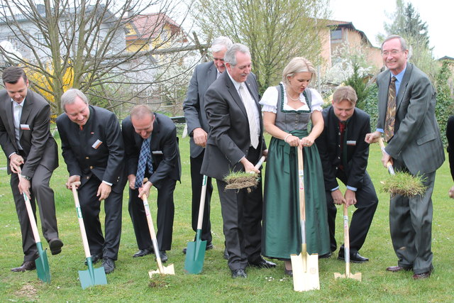 Mit vollem Einsatz beim Spatenstich: V. Sigl, K. und B. Maier, C. Leitl, M. Haimbuchner und M. Leitl (v. li.).