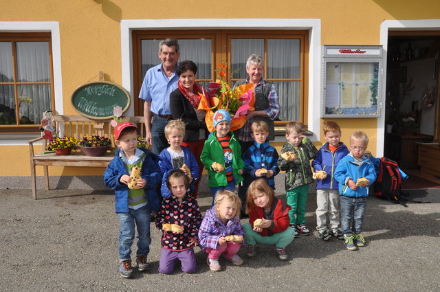 Karl Liebetegger, Brigitte Eberhard und Irmgard Liebetegger mit einem Teil der Kinder