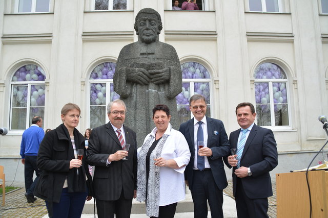 Sekttaufe: Pfarrerin Tanja Sielemann, Superintendent Manfred Koch, Diakonie-Geschäftsführerin Sieglinde Pfänder, Direktor Gottfried Wurm und Vizebürgermeister Reinhard Jany