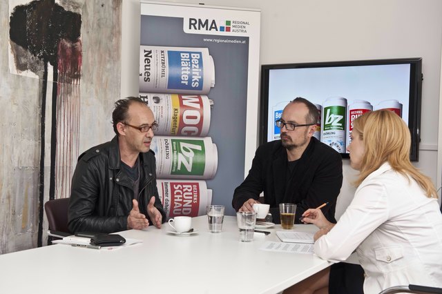 Ihr neues EU-Buch richte sich an alle Polit-Interessierten, so die Autoren Misik (l.) und Reimon zu Chefredakteurin Strobl. | Foto: Thomas Jantzen