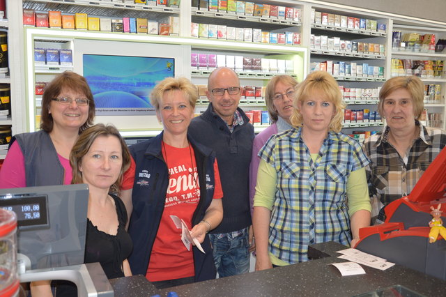Bereits geöffnet: Das Team der Trafik Hausl freut sich auf ihren Besuch. | Foto: Schlüsselberger