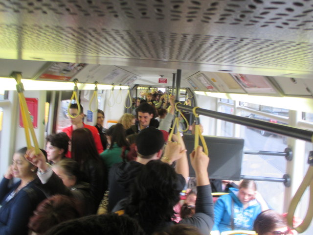 Ständig überfüllte Strassenbahn Linie 6. Siehe dazu das Video...