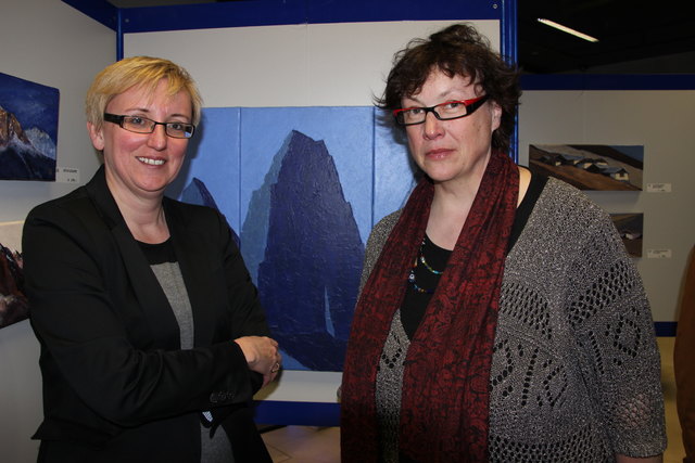 Christa Hofer und Birgitt Drewes mischten sich unter die Kunstliebhaber.
