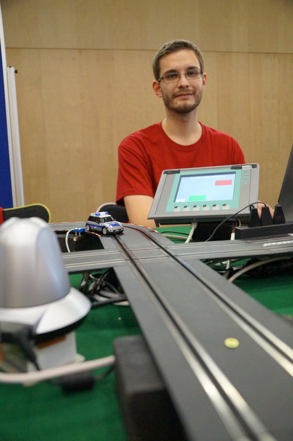 Rainer Seyer zeigte mittels einer Carrera-Bahn, wozu unsichere Computer-Passwörter führen können. Im Fall der Langen Nacht zu einem Autounfall aufgrund eines Hacker-Angriffes auf die Ampelschaltung.