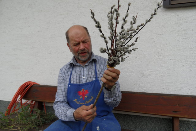 Routiniert bindet Diakon Peter Granig einen Palmbuschen mit den traditionellen Materialien | Foto: Arch