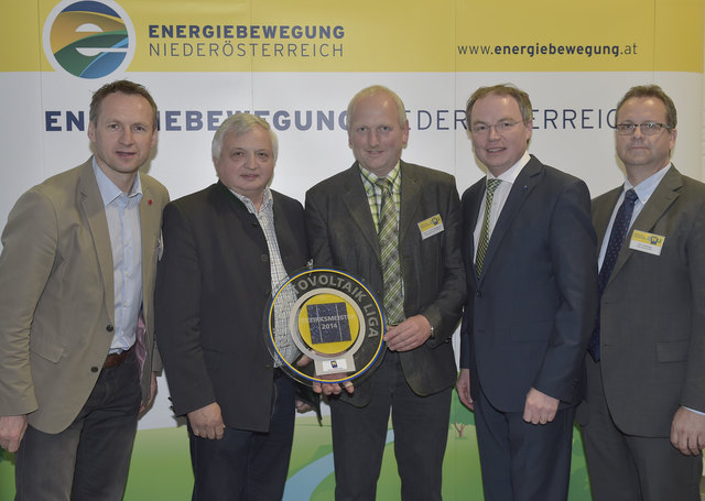 Anton Pfeffer (Ex-Nationalteam-Spieler), VBgm. Josef Hahn, Bgm. Johann Weingartner, Landesrat Dr. Stephan Pernkopf, Martin Aichinger (Geschäftsführer Ertex Solar) | Foto: NLK Filzwieser