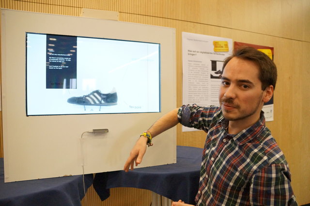 Rafael Homberger präsentierte ein digitales Schaufenster, das mittels Gestenerkennung eine Rund-Um-Ansicht des jeweiligen Produktes ermöglicht.