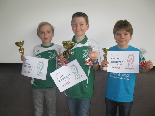 Siegerfoto: Zweitplatzierter Marcel Auinger, Sieger Leonardo Pilic (beide Schachverein Hörsching) und Michael Kastberger (Schach am Attersee)