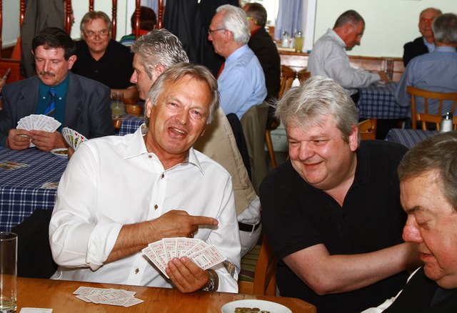 Hans Pum sucht einen neuen Trainer für die Schinationalmannschaft, r. Landesjägerpfarrer Hermann Scheurecker (Herzogsdorf)