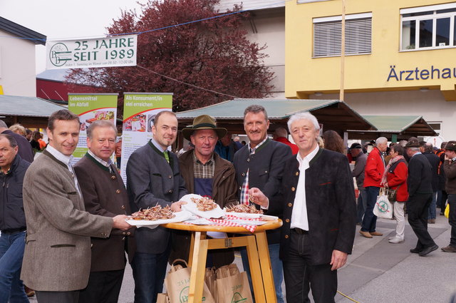 Die Bürgermeister der Region mit LK-Präsident Josef Hechenberger und Bauernmarkt-Initiator Georg Moser.