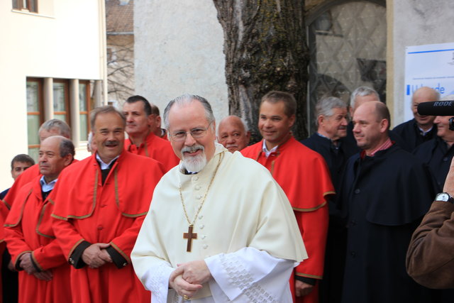 Abt German Erd mit Bruderschaftsmitgliedern vor der Liebfrauenkirche