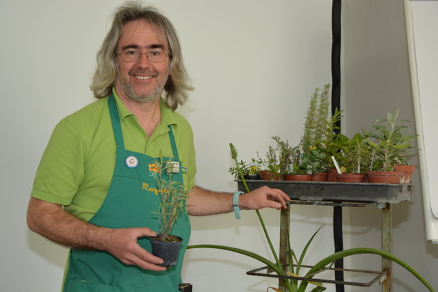 Kräuterproduzent Martin Ruzicka bei seinem Vortrag über die "Gartenapotheke".