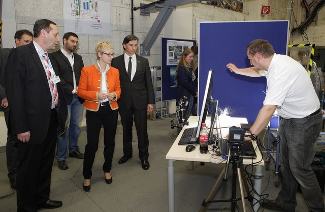Christian Angerer, Entwicklungsingenieur mit Landesrätin Doris Hummer und Wilfried Enzenhofer, GF Upper Austrian Resarch GmbH | Foto: Land OÖ /Grilnberger