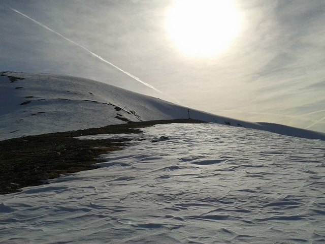 Oberes Wetterkreuz (2.760 m) und steiler,
 breiten Hang hinauf zum etwas
 schmäler werdenden Gipfelgrat