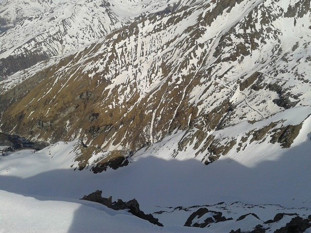 Blick vom Gipfel ins Kleine Fleißtal mit Straße zum Zirmsee