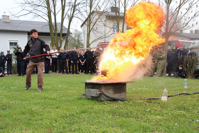 Der Profi der Firma BSM Brandschutz, zeigte vor, wie es nicht gemacht werden soll. Brennendes Fett niemals mit Wasser ablöschen! Das brennende Gefäss mit einer Löschdecke oder dem passenden Deckel abdecken lautet die Empfehlung!