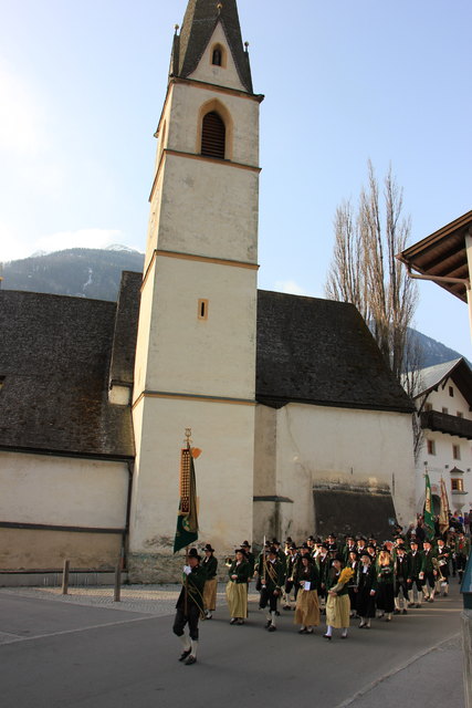 die Musikkapelle Pfunds führt den Zug zur Peter und Paul Kirche im Ortsteil Stuben