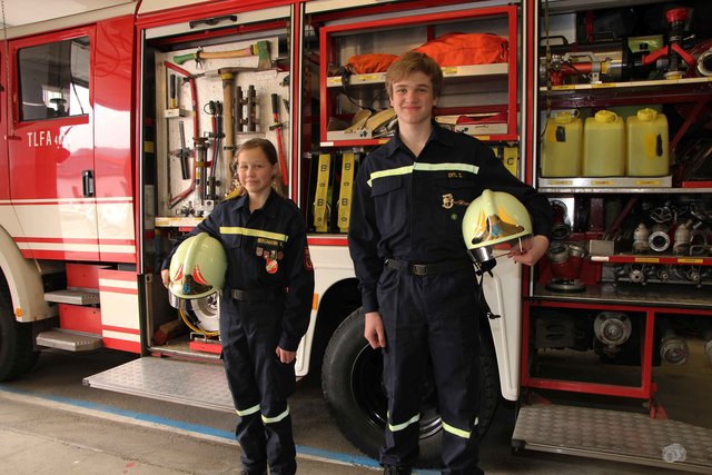 Vanessa und David sind stoz auf ihre Jugend-Dienstleistungs-Abzeichen und üben jede Woche um in den aktiven Feuerwehrdienst aufgenommen zu werden.
