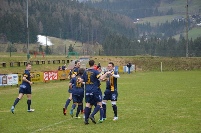 Der Jubel der Reichenauer nach dem ersten Treffer im Spiel gegen Irschen