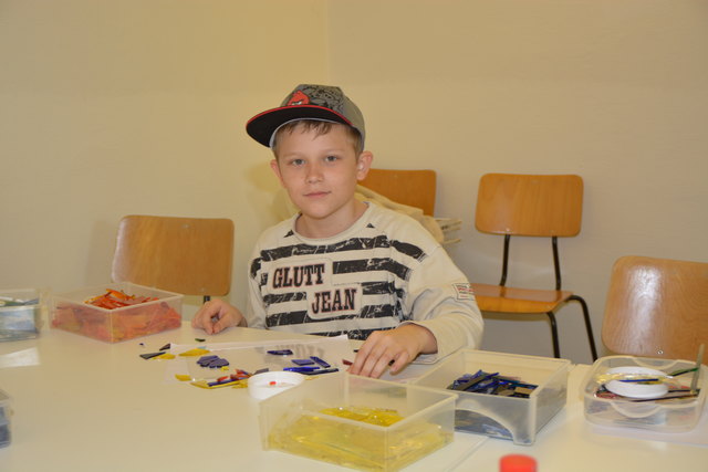Dieser kleine Künstler macht ein farbenfrohes Bild. Früh übt sich!