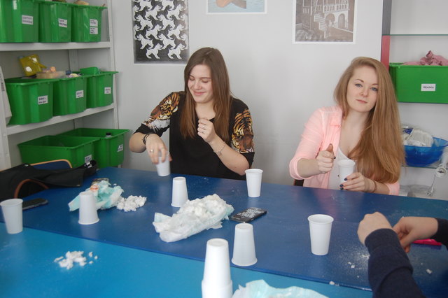 Die Schüler des 7. Klasse des Amerlinggymnasiums stellten aus dem Innenleben von Windeln Kunstschnee.