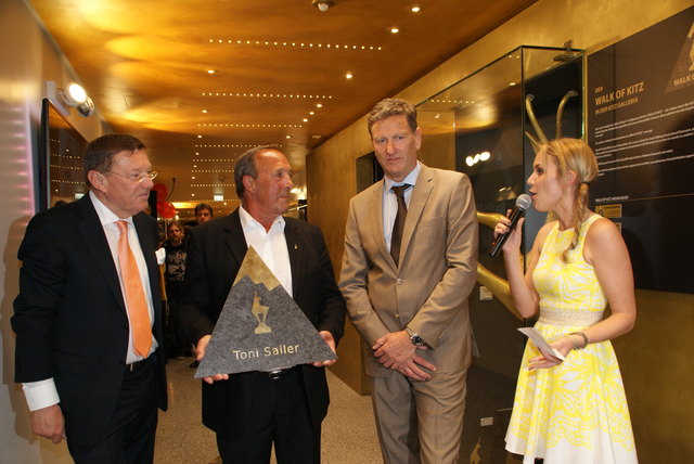 Fritz Unterberger, Rudi Sailer mit Gams, Hermann Oberreiter und Kathi Wörndl am Walk of Kitz. | Foto: Foto: Peintner