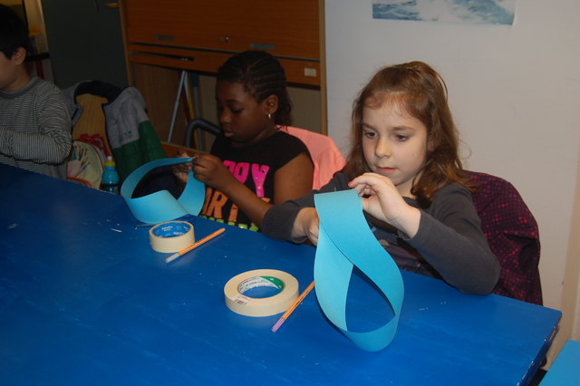 Für die 2. Klasse der OVS Anton Baumgartner Straße stand Topologie - ein Teilgebiet der Mathematik - auf dem Programm, inklusive Basteln einer Möbiusschleife.